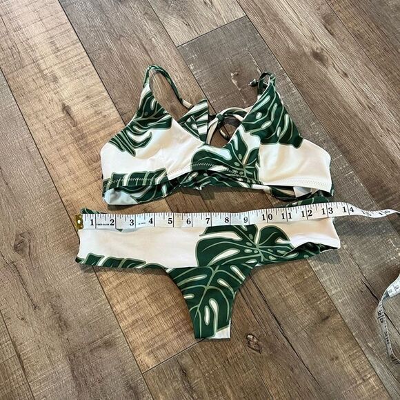 GREENLEE SWIM BRA TOP & CITY BRIEF - GREEN
LEAF PRINT size 0 - Picture 5 of 6
